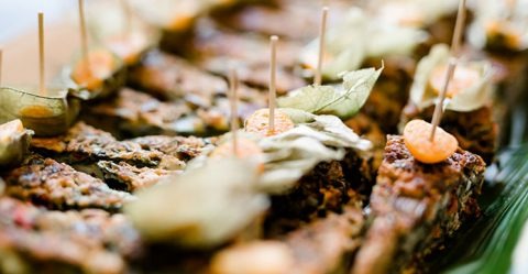 Regionales Catering: liebevoll angerichtete herzhafte Häppchen auf einer Schieferplatte